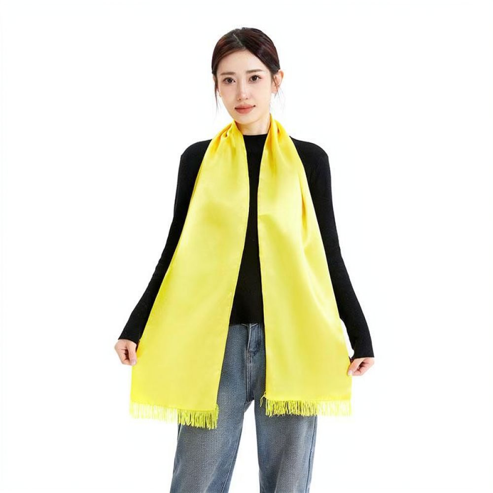 Sciarpa in raso giallo persona - Shawl Wrap Winter recensione e prezzo